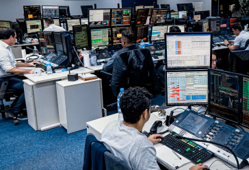 Foto da mesa de operações da CM Capital